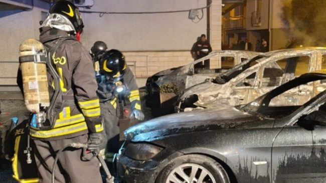 Valguarnera, tre auto distrutte da un incendio nella notte