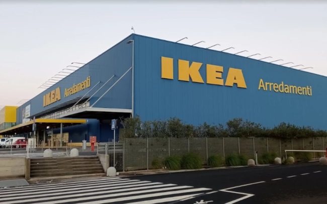 Evacuata Ikea a Catania: lo spray al peperoncino, il malore di un uomo e folla in preda al panico