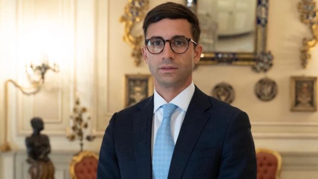 Cori allo stadio contro la Polizia, tra gli ultras anche il consigliere Giovanni Magni. Ma lui smentisce