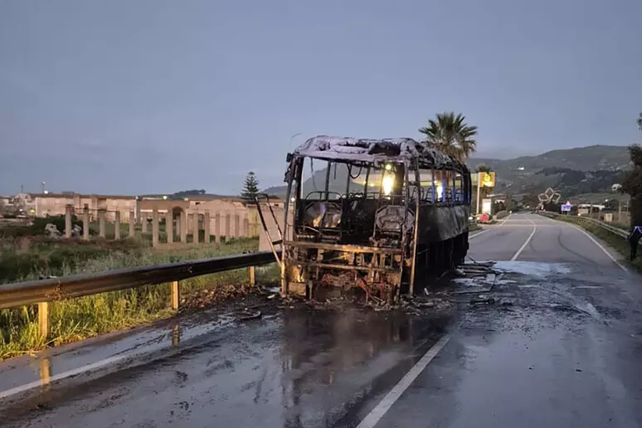 Bus in fiamme sull’A29, paura vicino a un distributore: passeggeri in fuga