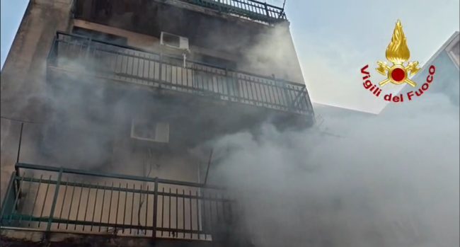 Catania, incendio a Picanello: a fuoco una palazzina