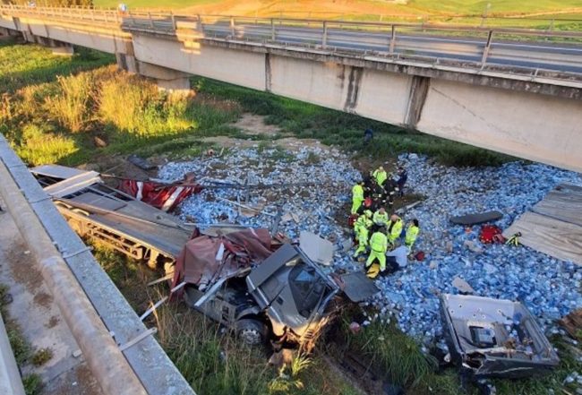 Tir precipita da un cavalcavia sull’A19: conducente ferito
