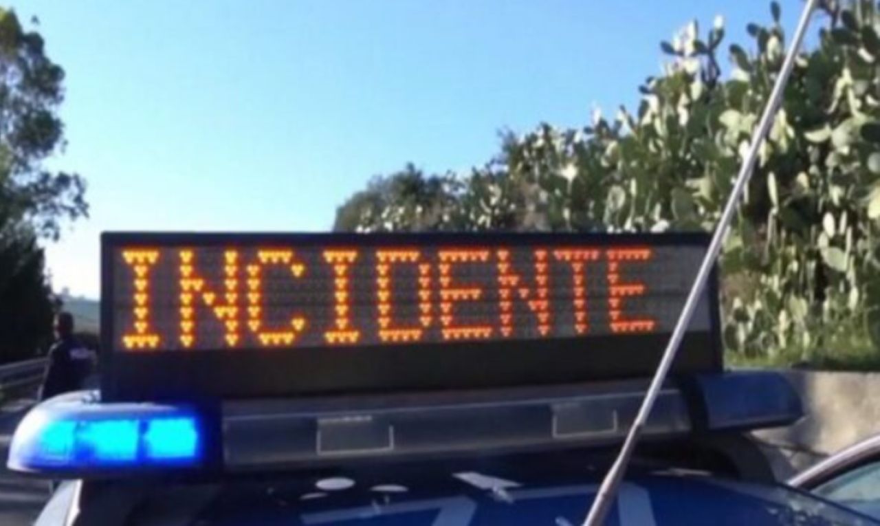 Incidente sull’A18, coinvolte due auto e una moto: traffico in tilt tra Acireale e San Gregorio