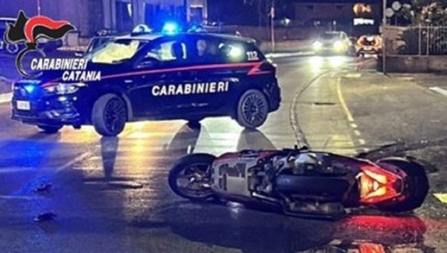 Inseguimento notturno a Giarre, coinvolti in un incidente stradale due ciclomotori