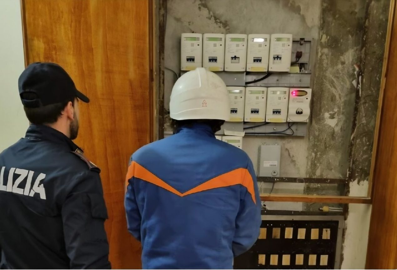 Pachino, inseguimento e furto di energia elettrica: scattano quattro denunce