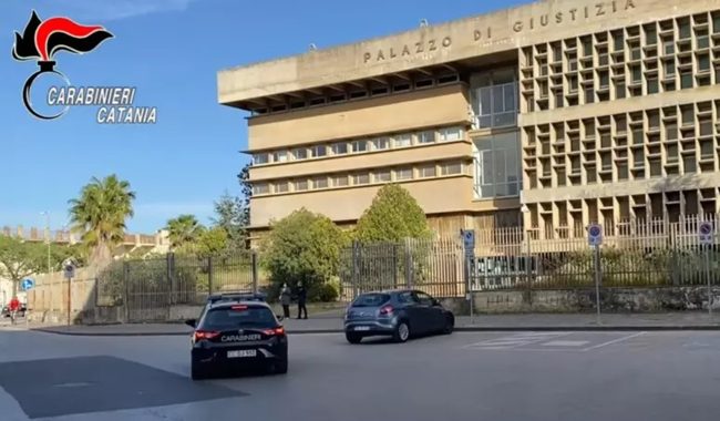 Fanno esplodere Molotov per le strade di Palagonia: 2 arresti