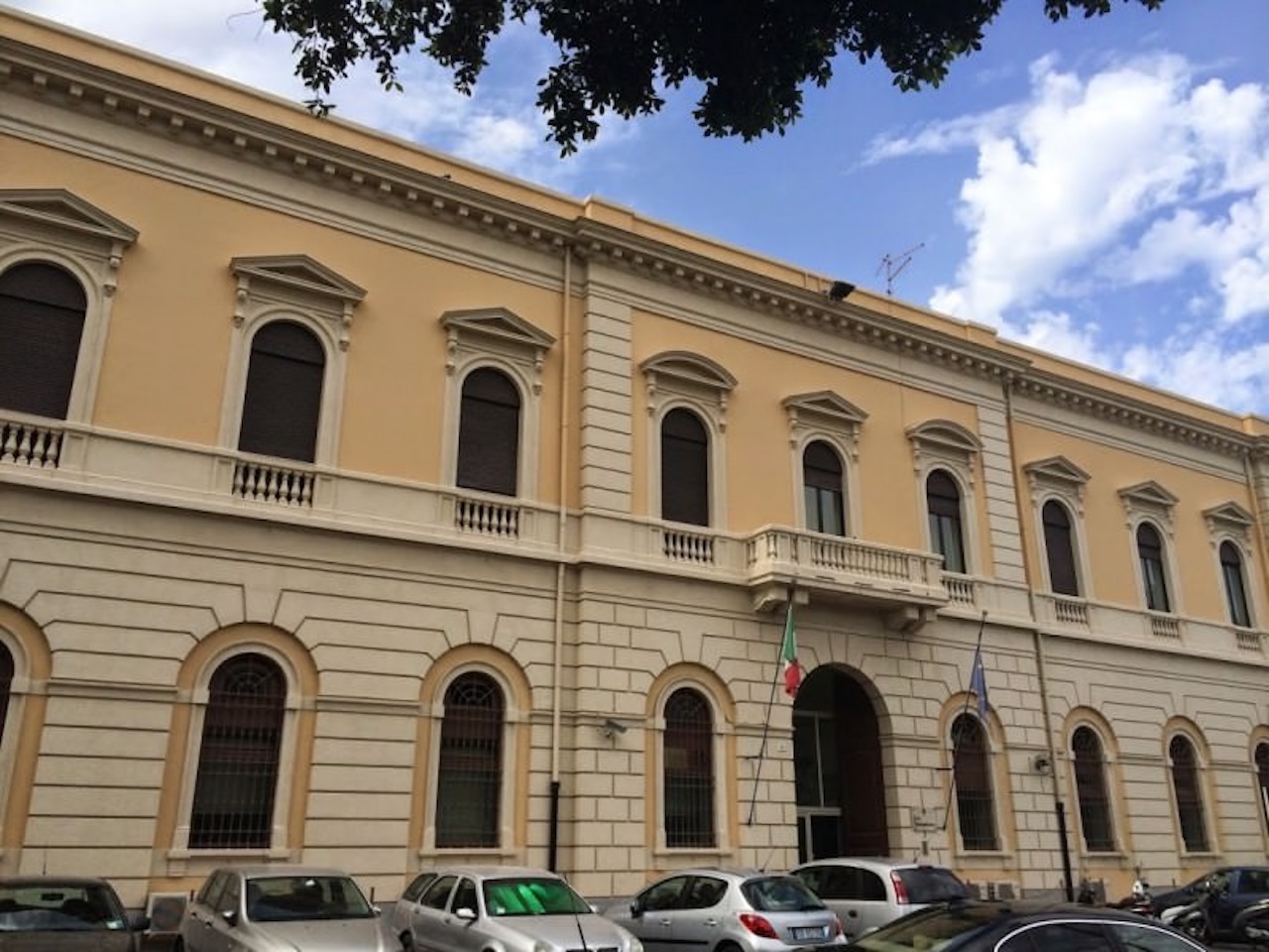 Carcere di piazza Lanza, detenuto aggredisce sei agenti: tensione altissima nella struttura