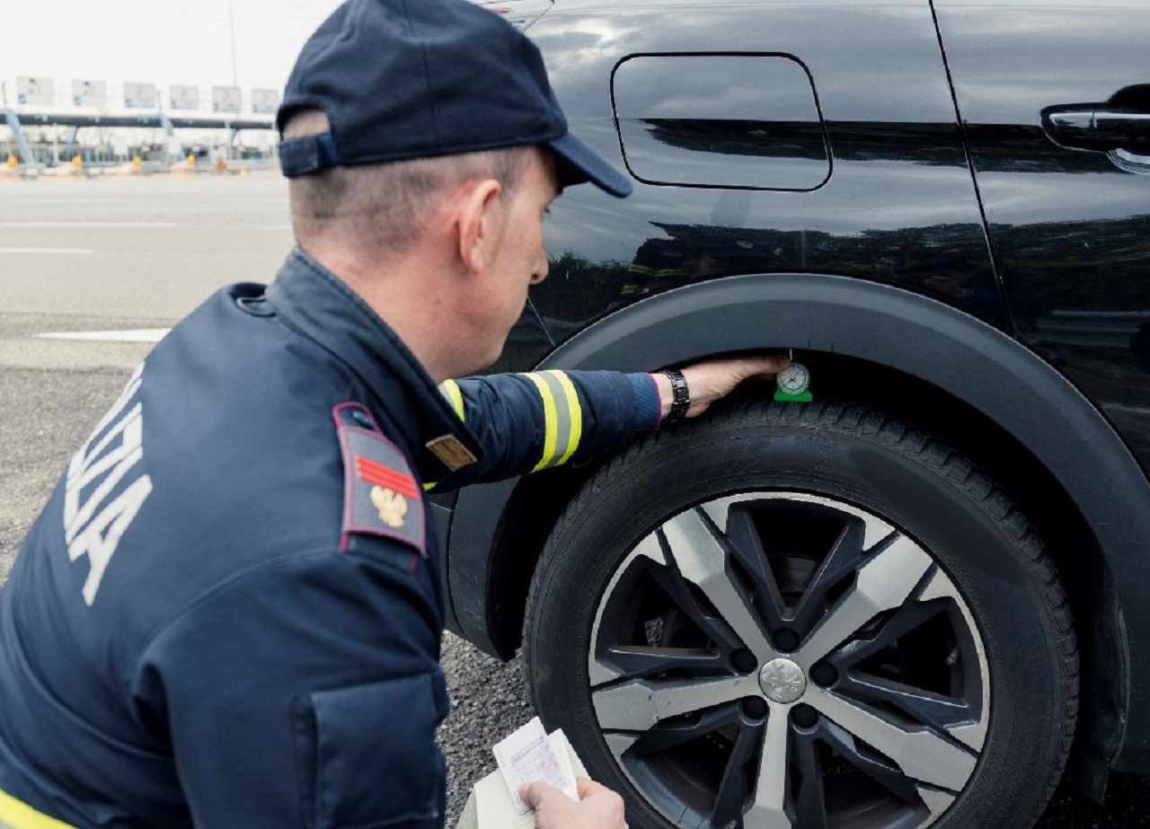 Pneumatici sotto controllo: al via la campagna “Vacanze Sicure 2026” condotta da AssoGomma e Polizia Stradale