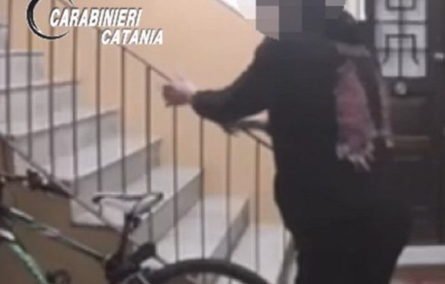 Catania, ruba una bici ma la telecamera lo becca sul fatto: denunciato 27enne