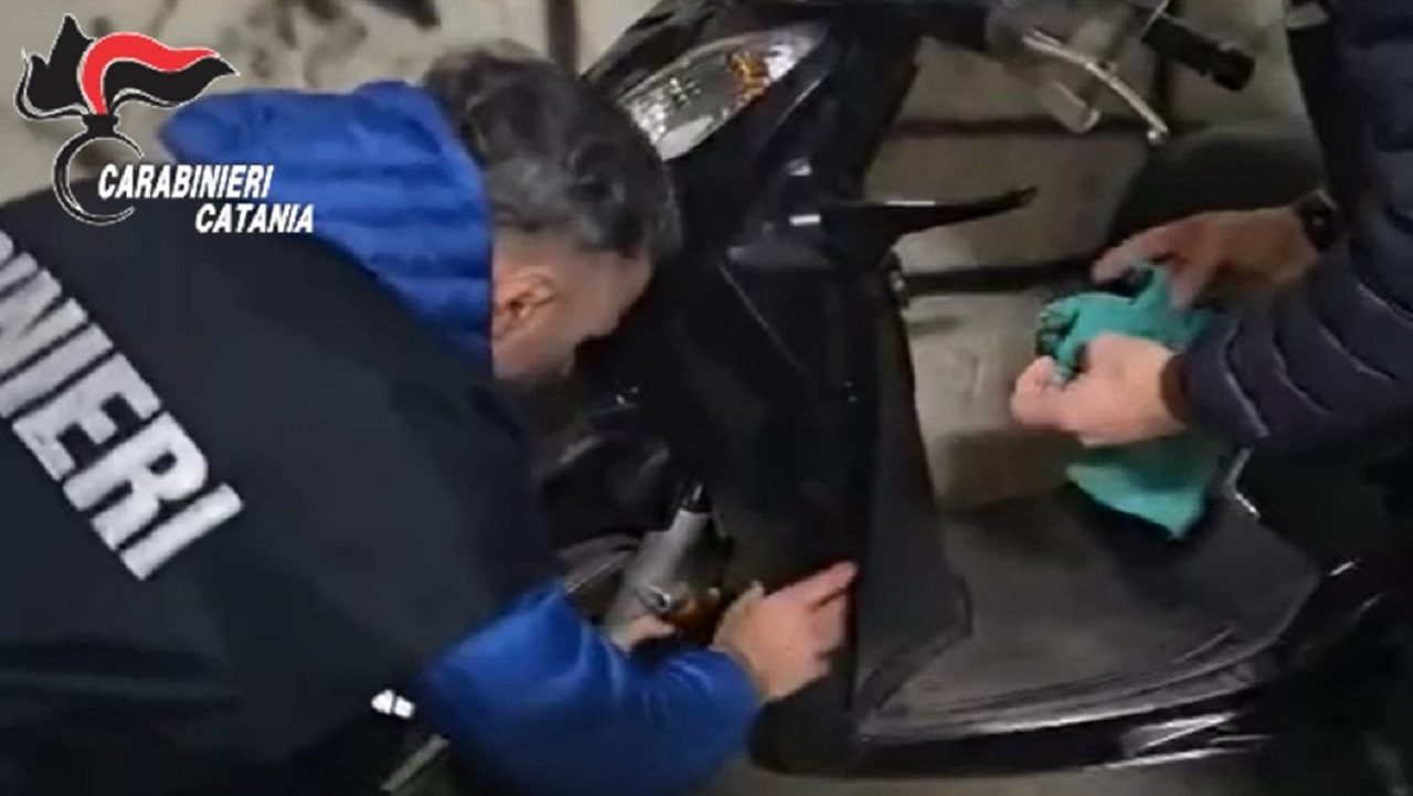 Lotta allo spaccio a Catania, i carabinieri trovano un bagagliaio pieno di sostanze stupefacenti