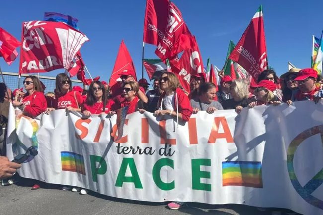In centinaia in marcia verso Sigonella: “No alla Sicilia base logistica di guerra”