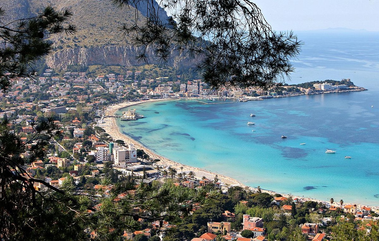 Spiaggia di Mondello, ricorso al Tar contro i bandi della Regione