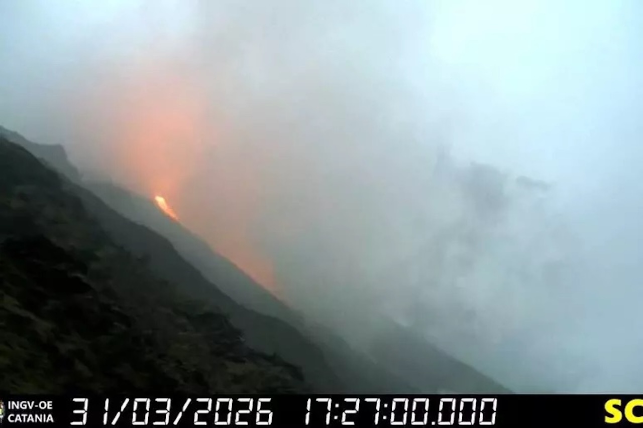 Stromboli, attività effusiva in corso: colata lavica nella Sciara del Fuoco