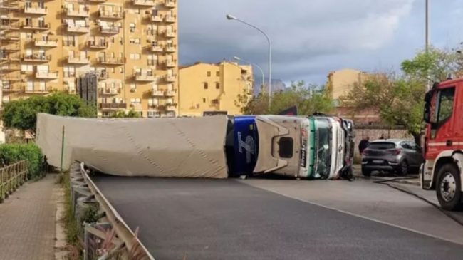 Palermo, tir si ribalta dopo scontro con un’auto: traffico in tilt