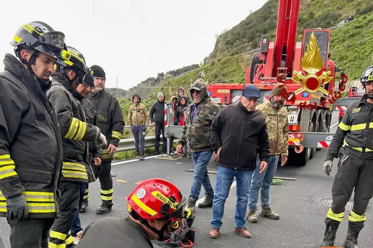 Cade in un pozzo profondo 5 metri: vitello salvato dai vigili del fuoco con autogru