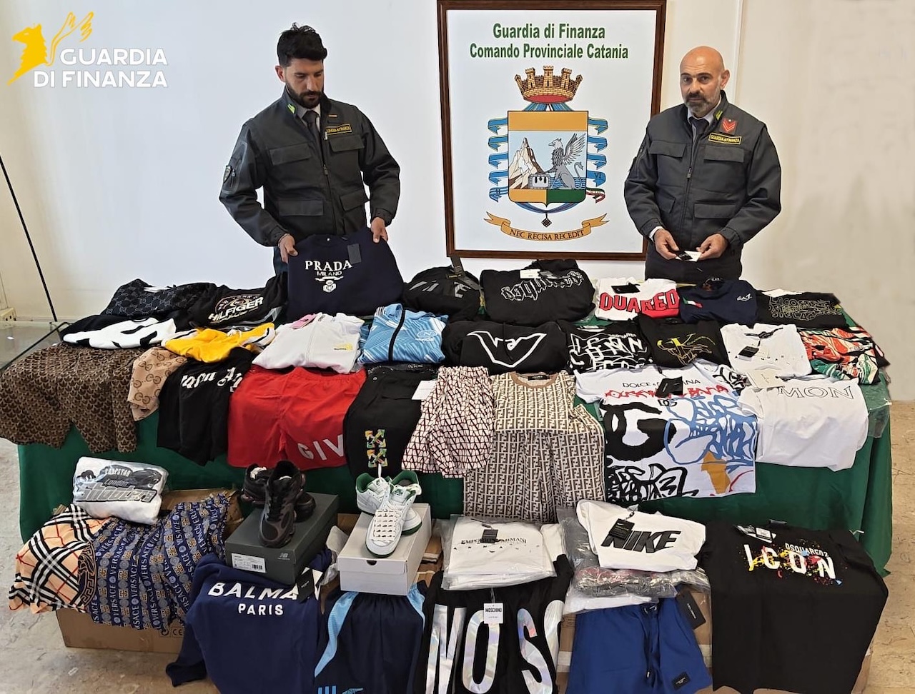 Stretta anti-contraffazione: maxi sequestri tra la fiera di Sant’Alfio e Catania