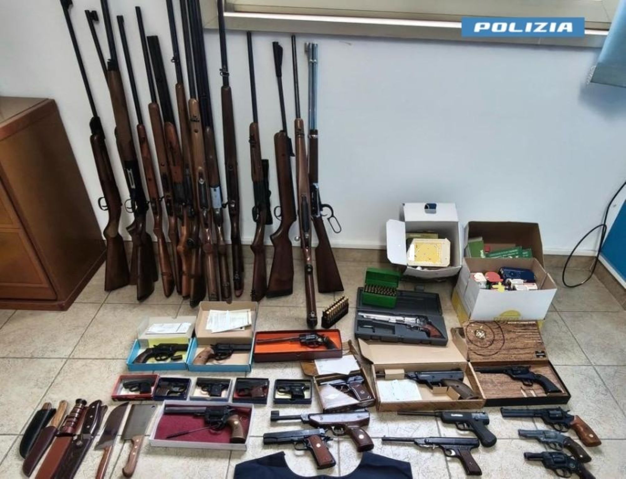 Siracusa, scoperto arsenale in casa di un 70enne: sequestrate 36 armi, migliaia di munizioni e un silenziatore