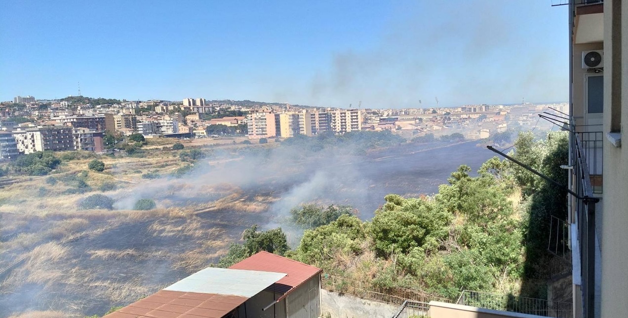 Catania, vasto incendio in zona Cibali: minacciati gli Orti della Susanna