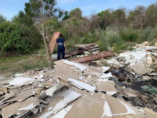 Siracusa, scoperta discarica abusiva: sequestrati un mezzo e un terreno, denunciato un uomo