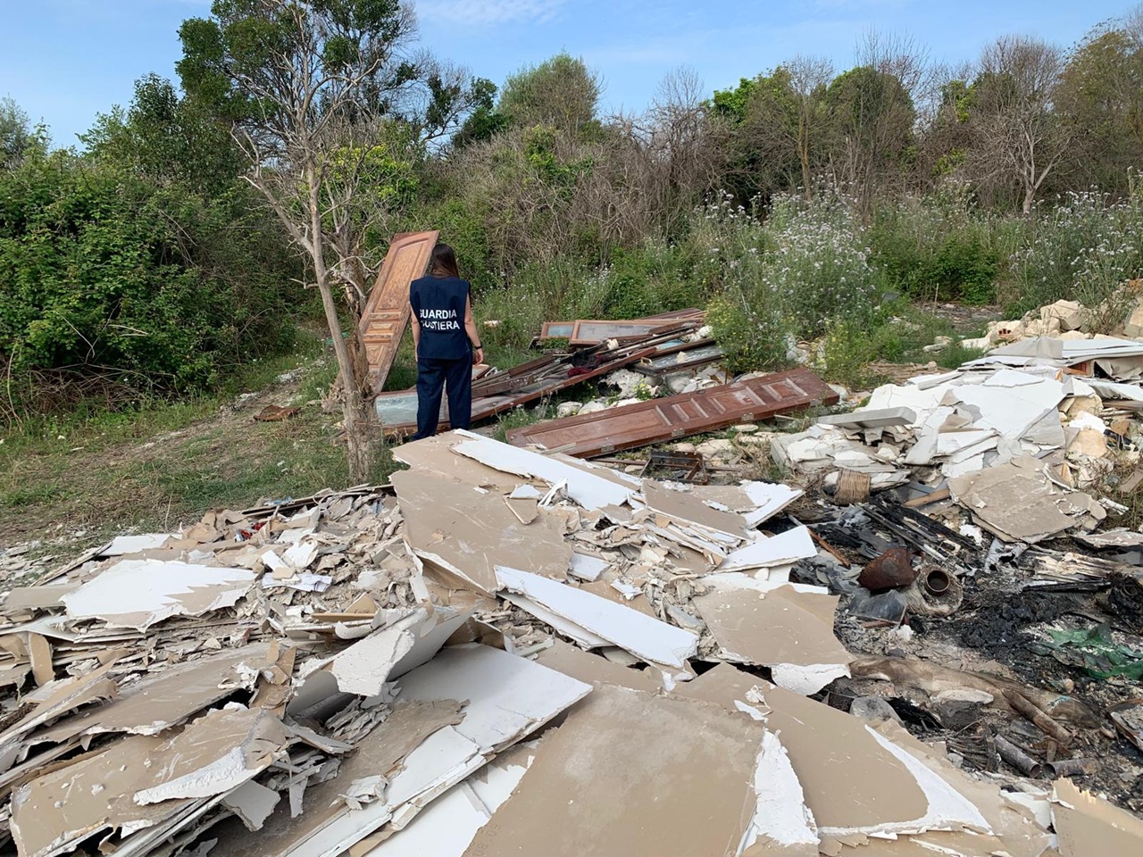 Siracusa, scoperta discarica abusiva: sequestrati un mezzo e un terreno, denunciato un uomo