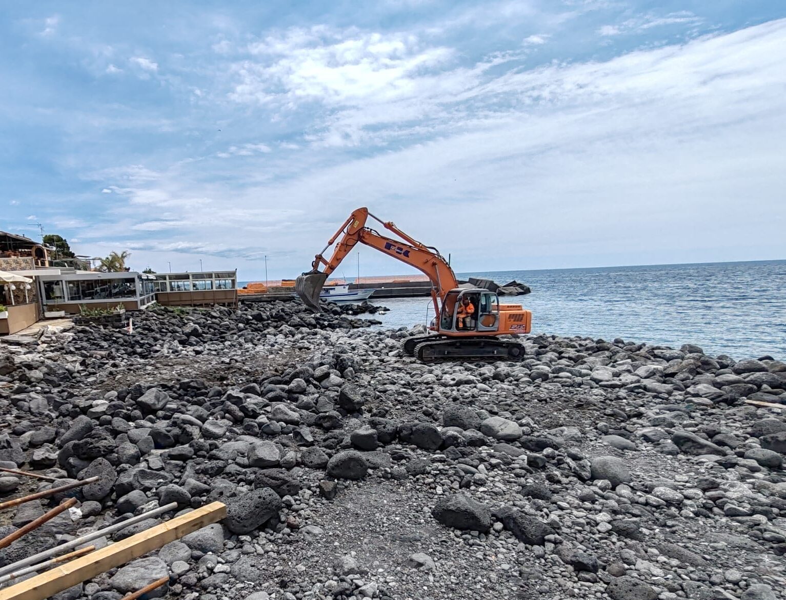 San Giovanni Li Cuti, spiaggia pronta per l’estate: ruspe a lavoro