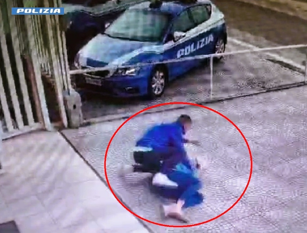 Gela, aggredisce la compagna davanti al commissariato: in manette 42enne