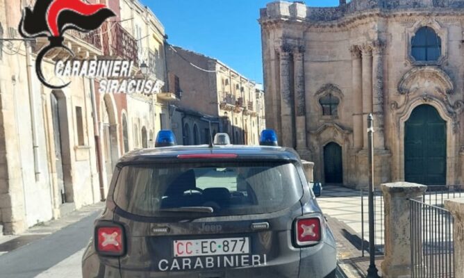 Dà fuoco a una casa disabitata con liquido infiammabile: giovane denunciato nel Siracusano