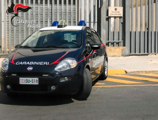 Pozzallo, due 16enni fermati con droga e coltelli sullo scooter: scoperti da carabinieri fuori servizio