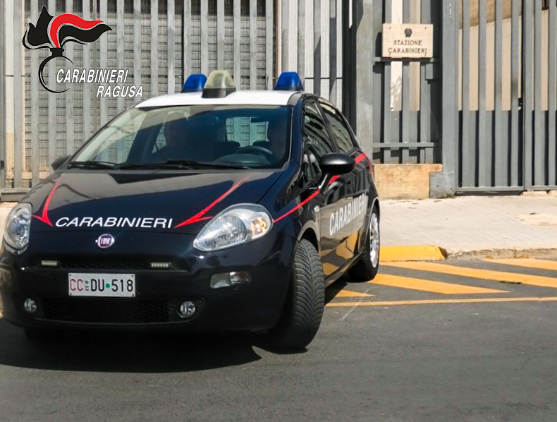 Pozzallo, due 16enni fermati con droga e coltelli sullo scooter: scoperti da carabinieri fuori servizio