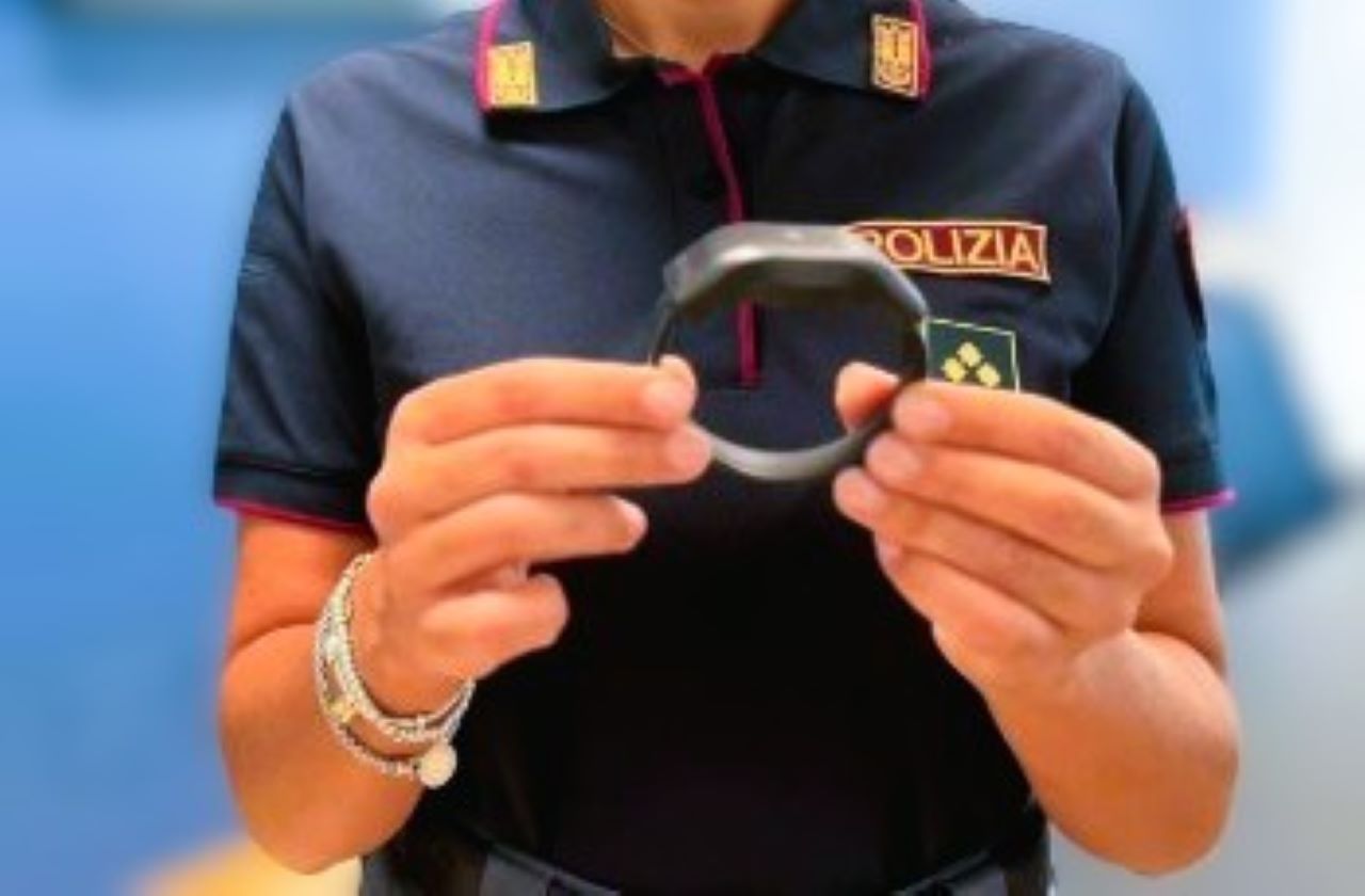 Caltanissetta, rompe il braccialetto elettronico “perché gli dava fastidio”: arrestato 50enne