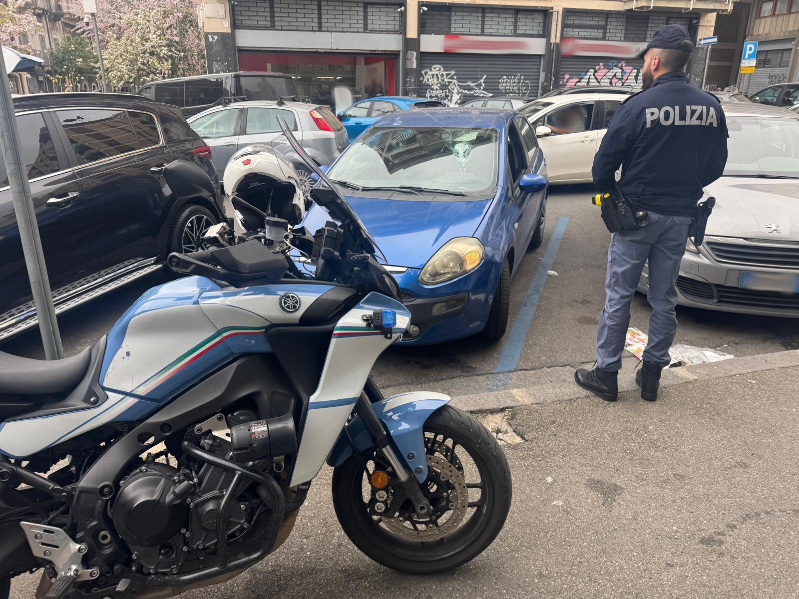 Spacca i vetri delle auto in sosta e ruba all’interno dei veicoli: arrestato dalla polizia a Catania