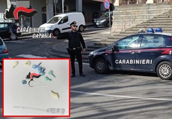 Aci Catena, scappano dall’alt dei carabinieri con droga e contanti in auto: due arresti
