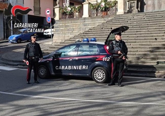 Cocaina tra le strade di Aci Catena: due arresti