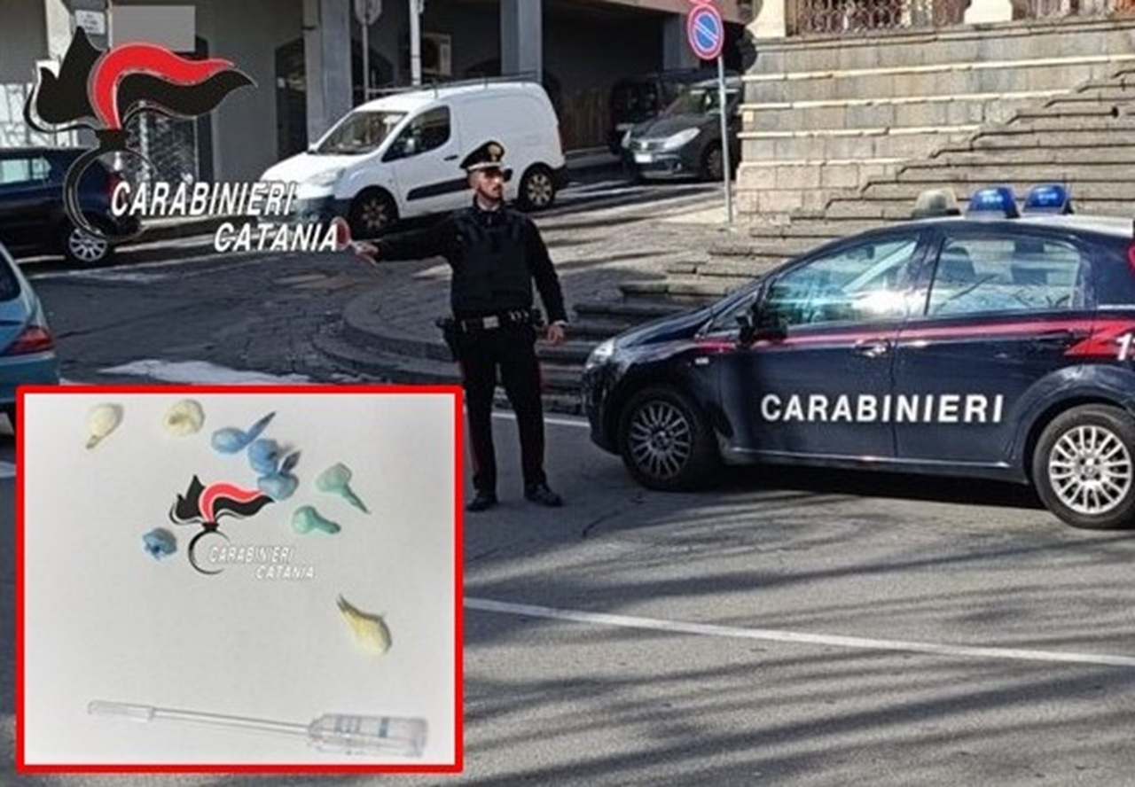 Aci Catena, scappano dall’alt dei carabinieri con droga e contanti in auto: due arresti