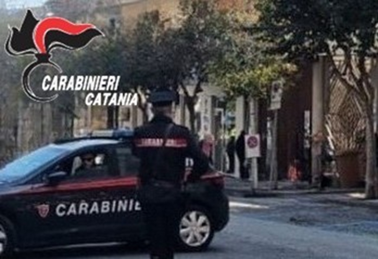Controlli dei carabinieri tra Acireale e Aci Catena: arrestato un 22enne con droga, denunciato un uomo con ordigni esplosivi