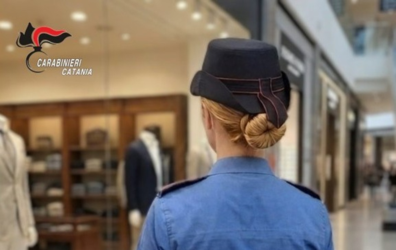 Belpasso, ruba vestiti per quasi 200 euro in un negozio del centro commerciale: denunciata una 37enne