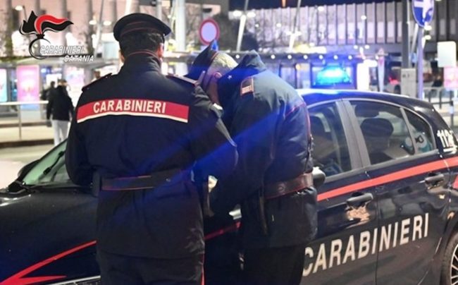 Furto in profumeria del centro commerciale di Belpasso: fuga sulla Statale 121, arrestati due giovani