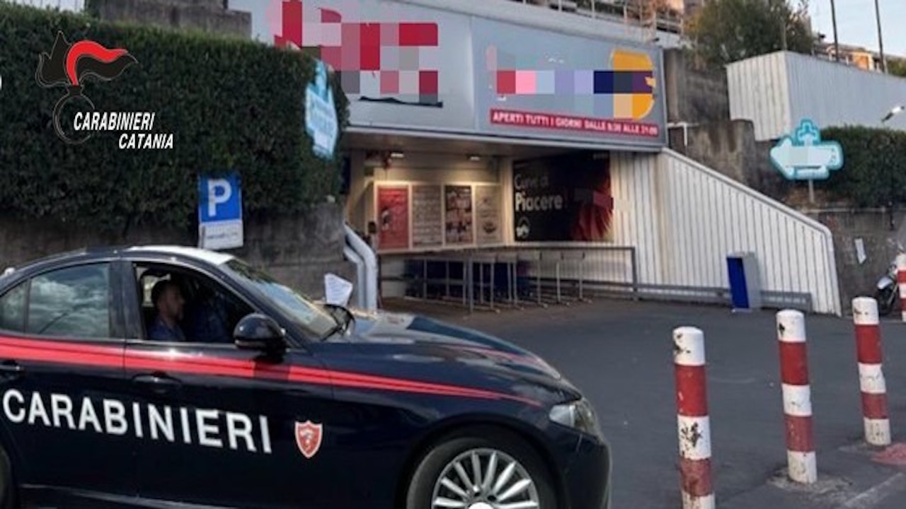 Catania, prima il colpo al supermercato e poi la fuga fallita: coppia finisce ai domiciliari