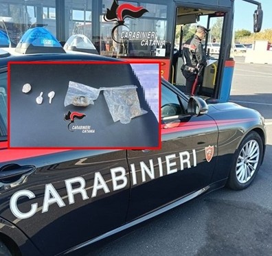 Librino, tenta di nascondere il borsello con la droga vicino alla fermata del bus: arrestato