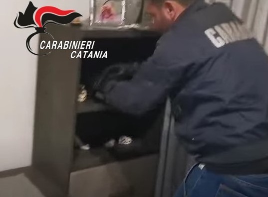San Cristoforo, tenta di barricarsi in casa alla vista dei carabinieri: denunciato pusher 26enne