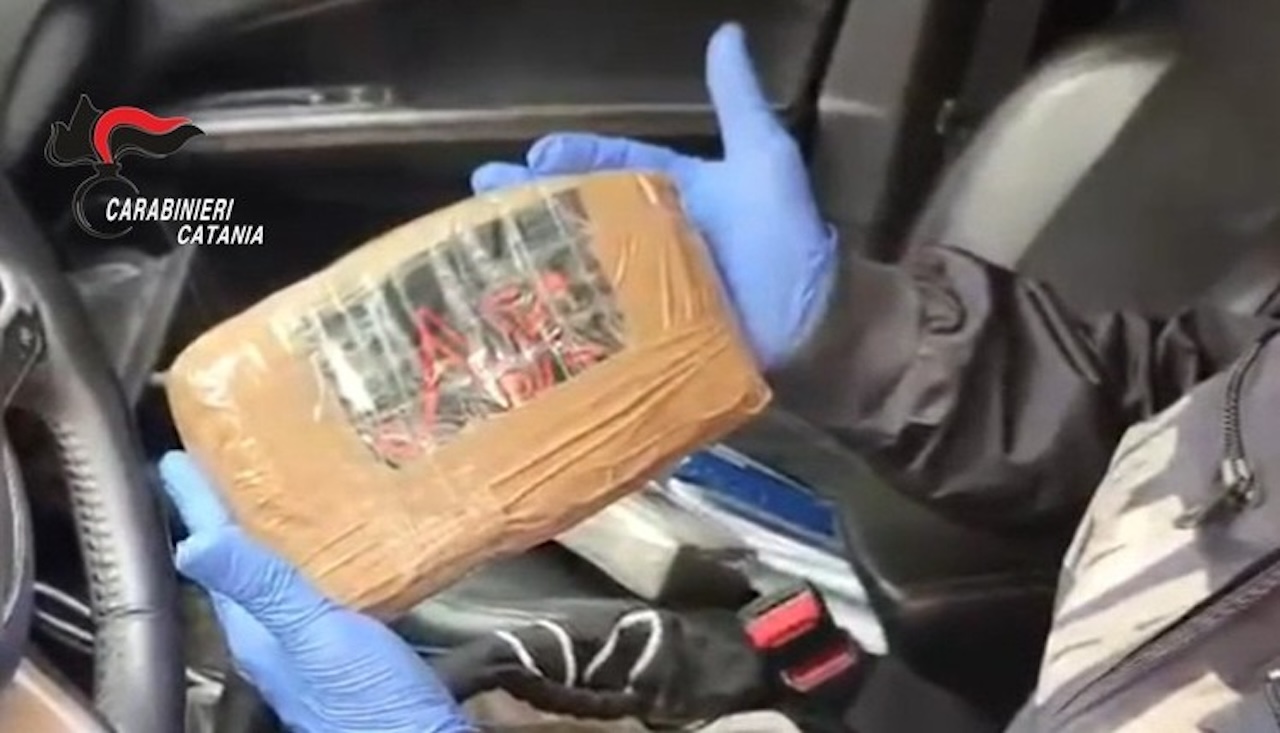 Cocaina sotto il sedile, arrestato corriere della droga diretto a Catania