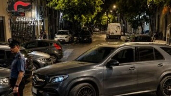 Catania, ruba un Suv e fugge dai carabinieri: inseguimento nella notte, denunciato un 16enne