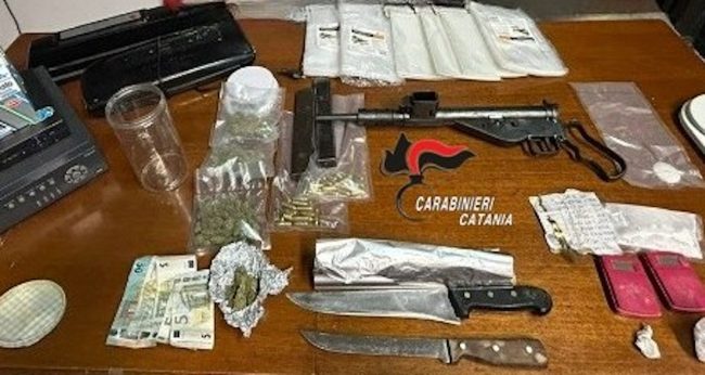 Nascondevano droga e armi in casa: il blitz a Librino