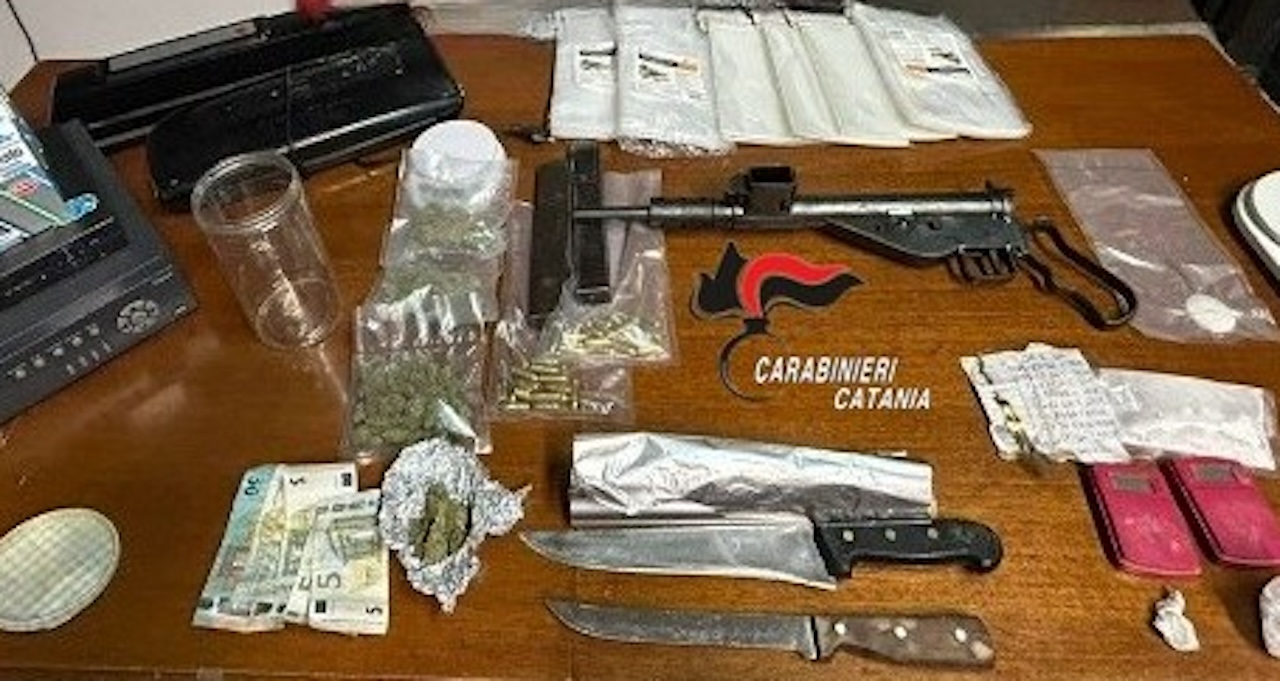 Nascondevano droga e armi in casa: il blitz a Librino