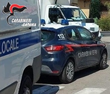 Insegne abusive e occupazione di suolo pubblico: controlli dei carabinieri a Catania, sanzionate tre attività