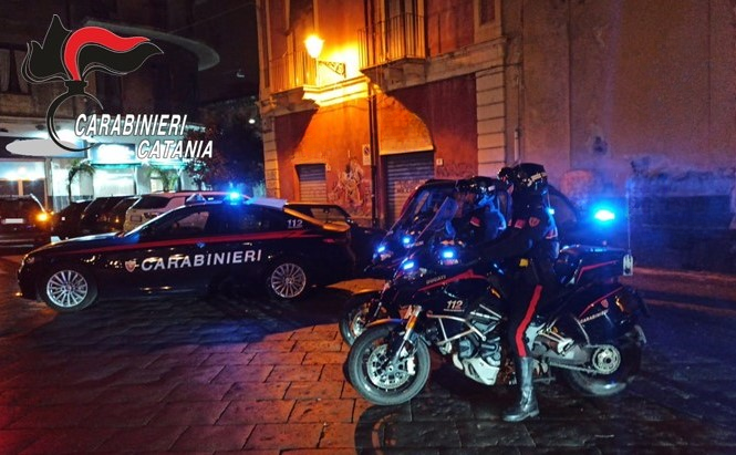 Terrore a Cibali, irrompe in casa e aggredisce una 29enne: bloccato dai carabinieri dopo la fuga