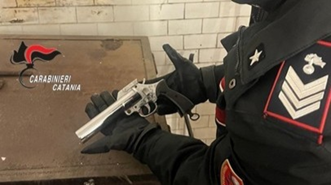Belpasso, nasconde una pistola nel garage: 56enne denunciato