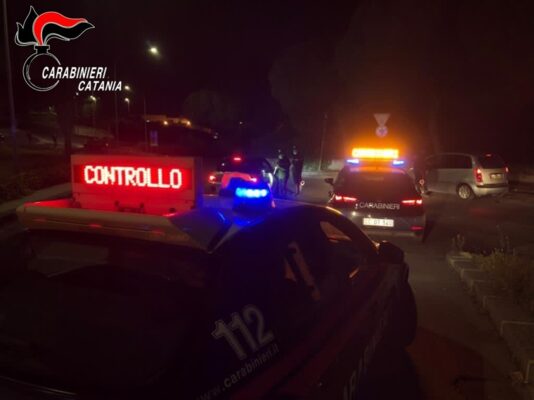 Evade dai domiciliari per fare la spesa ma si dimentica la porta aperta: arrestato 34enne