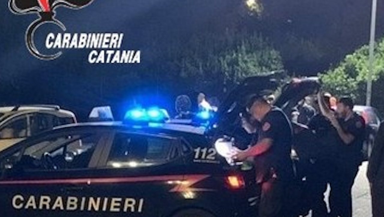 Paternò, tentano di nascondersi in auto alla vista dei carabinieri: scoperta Audi rubata