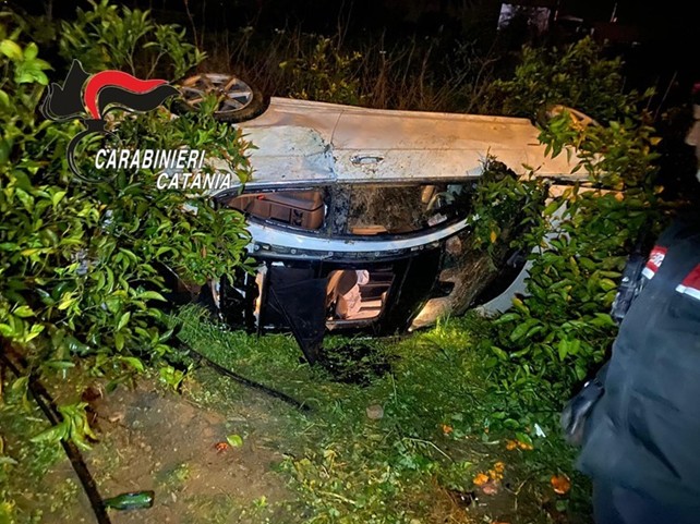 Auto contro il guardrail sulla Statale: 20enne positivo alla droga denunciato dai carabinieri
